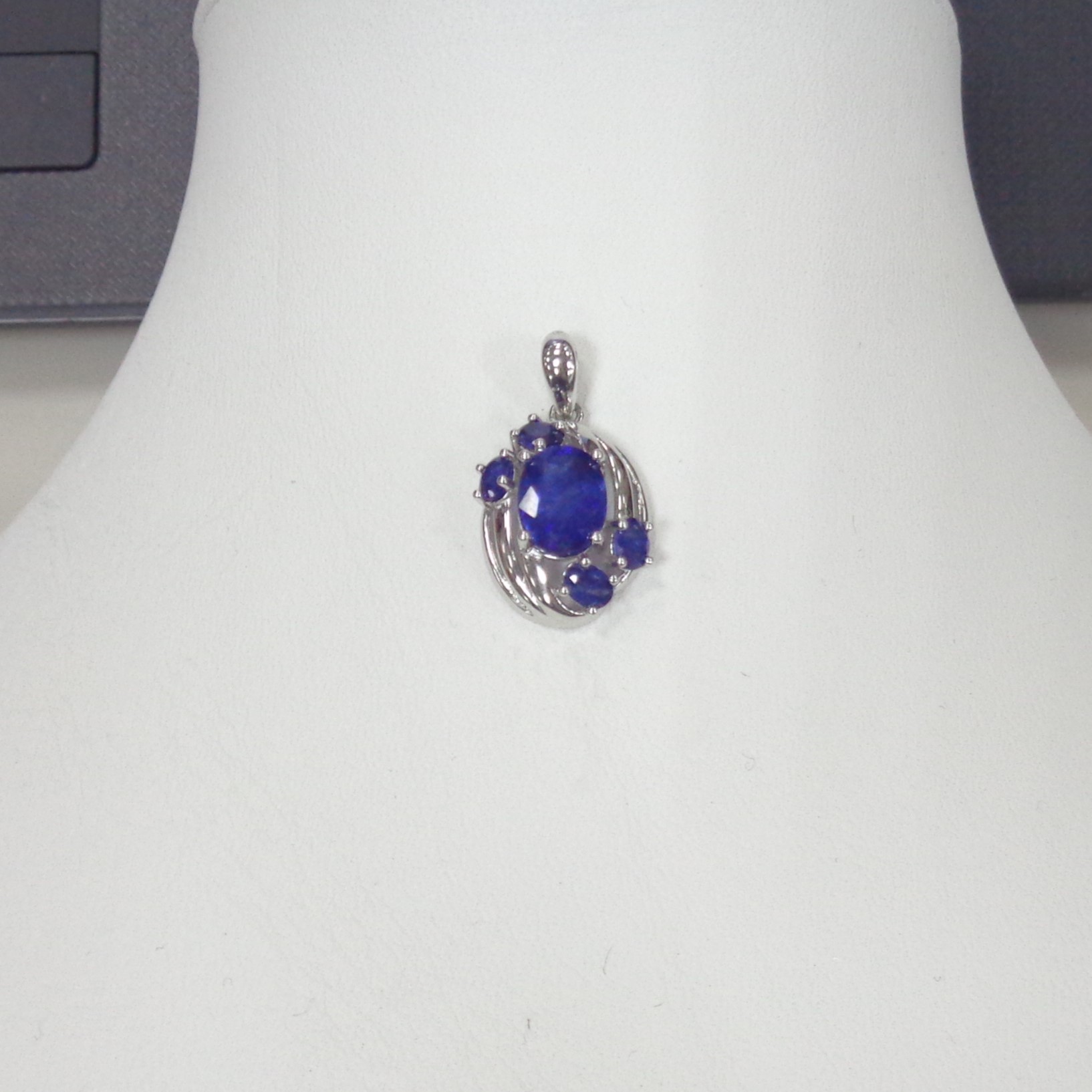 Серебряная подвеска с сапфирами